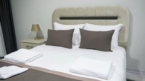 Family Room | 1 bedroom, Egyptian cotton sheets, premium bedding, in-room safe