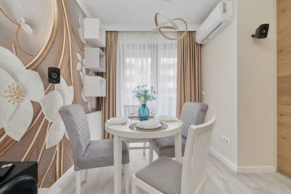 In-room dining - Floral Apartment Nyska by Renters (Wroclaw)