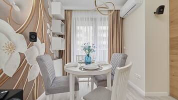 Apartment, 1 Bedroom, Balcony | In-room dining