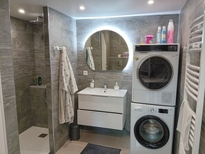Hair dryer, towels, soap, shampoo - Maison 3 Chambres 2 Salles de Bains 15 min Stade de France , 5 min Aéroport CDG (Louvres)