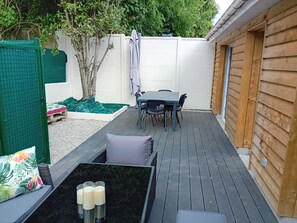 Outdoor dining - Maison 3 Chambres 2 Salles de Bains 15 min Stade de France , 5 min Aéroport CDG (Louvres)