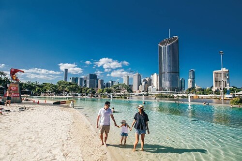 5 min to BNE City Centre & Next to The Gabba! Unique Character Queenslander Home