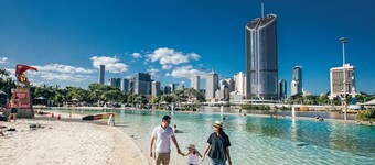 5 min to BNE City Centre & Next to The Gabba! Unique Character Queenslander Home