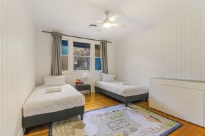 5 bedrooms, desk, iron/ironing board, WiFi