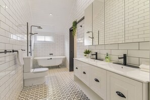 Een douche, een haardroger, handdoeken, zeep