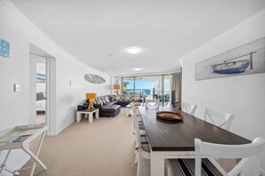 Dining - Seaside Serenity: Apartment with Ocean Views (Kings Beach)