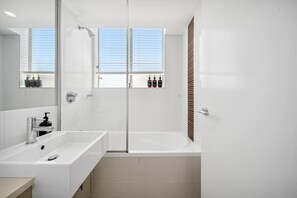 Douche, sèche-cheveux, serviettes fournies, shampoing