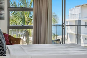 3 habitaciones, escritorio y tabla de planchar con plancha 