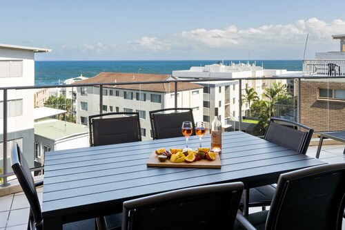 Coastal Bliss: 3BR Unit Overlooking Kings Beach