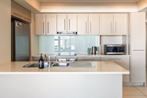 Køleskab, mikrobølgeovn, ovn, kogeplade