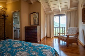 1 dormitorio, tabla de planchar con plancha, ropa de cama