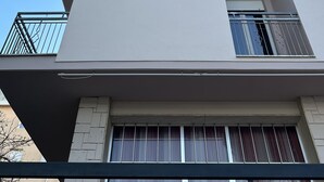 Un moderno edificio de hotel con un letrero destacado que dice "HP HOTEL PAGLIERANI".