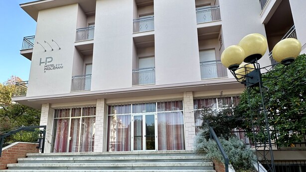 Un edificio de hotel con un letrero que dice "HP HOTEL PAGLIERANI".