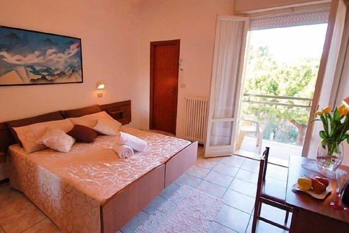 1 bedroom, in-room safe, desk, free WiFi