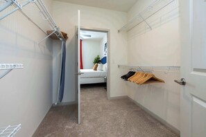 2 bedrooms, iron/ironing board, WiFi, bed sheets - Modern Nulu 2BR CozySuites 05 (Louisville)