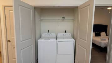 2 slaapkamers, een bureau, een strijkplank/strijkijzer, wifi