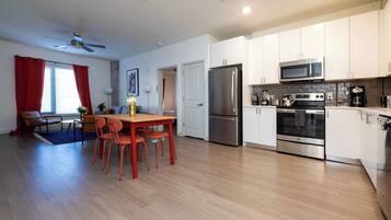 Een koelkast, een magnetron, een oven, een kookplaat