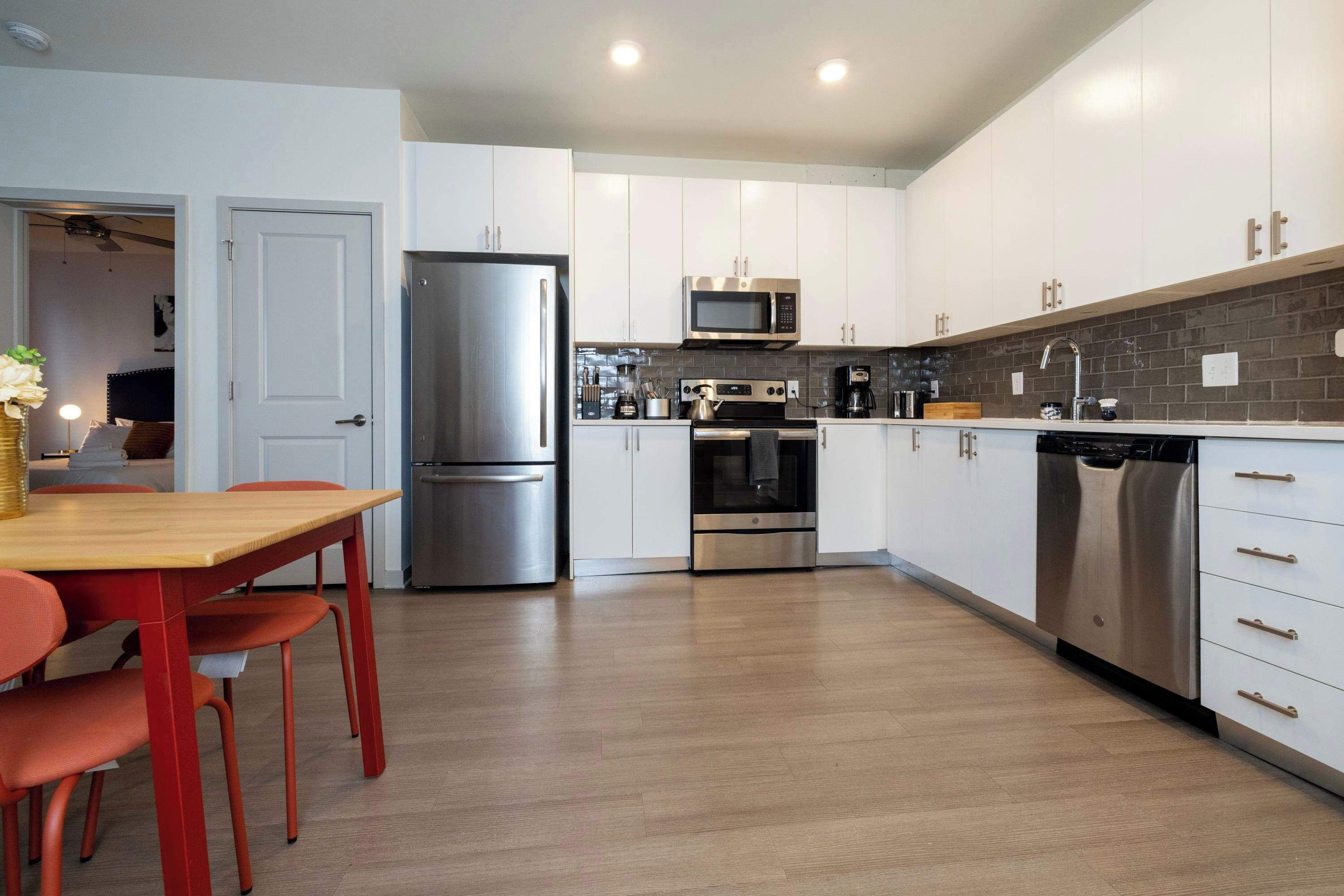 Een koelkast, een microgolfoven, een oven, een kookplaat