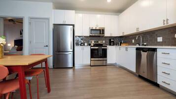 Een koelkast, een microgolfoven, een oven, een kookplaat