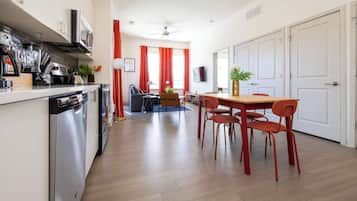 Réfrigérateur, four à micro-ondes, un four, surface de cuisson