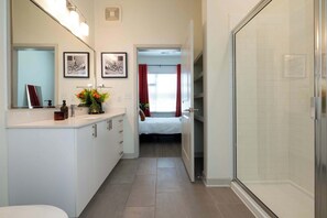 2 bedrooms, desk, iron/ironing board, WiFi - Modern Nulu 2BR CozySuites 04 (Louisville)