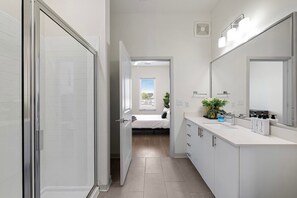 2 bedrooms, desk, iron/ironing board, WiFi - Modern Nulu 2BR CozySuites 06 (Louisville)