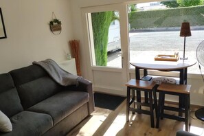 Smart TV, books - Studio Tout Confort à 10mn de Royan et Plages (Saint-Sulpice-de-Royan)