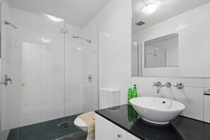 Shower, hair dryer, towels - Spacious & Comfy Apt for 6 Next to Darling Harbour (Sydney)