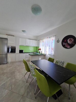 Apartamento (Three Bedroom Apartment with terrace ) | Cozinha privada | Geladeira