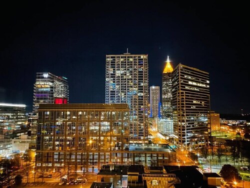 Beautiful 14th Floor Condo w Private Balcony Views
