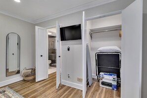 1 dormitori, planxa i posts de planxar i un bressol de viatge 