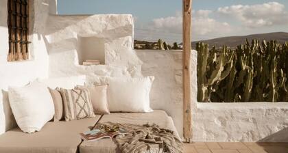 Exclusive Luxury Villa with Pool and Sea on Voutakos Beach