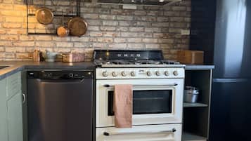 Fogão, cooktop, lava-louças, máquina de café expresso