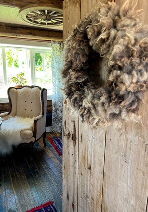 Romantische Ferienhütte | Pillowtop-Betten, individuell dekoriert, kostenloses WLAN, Bettwäsche