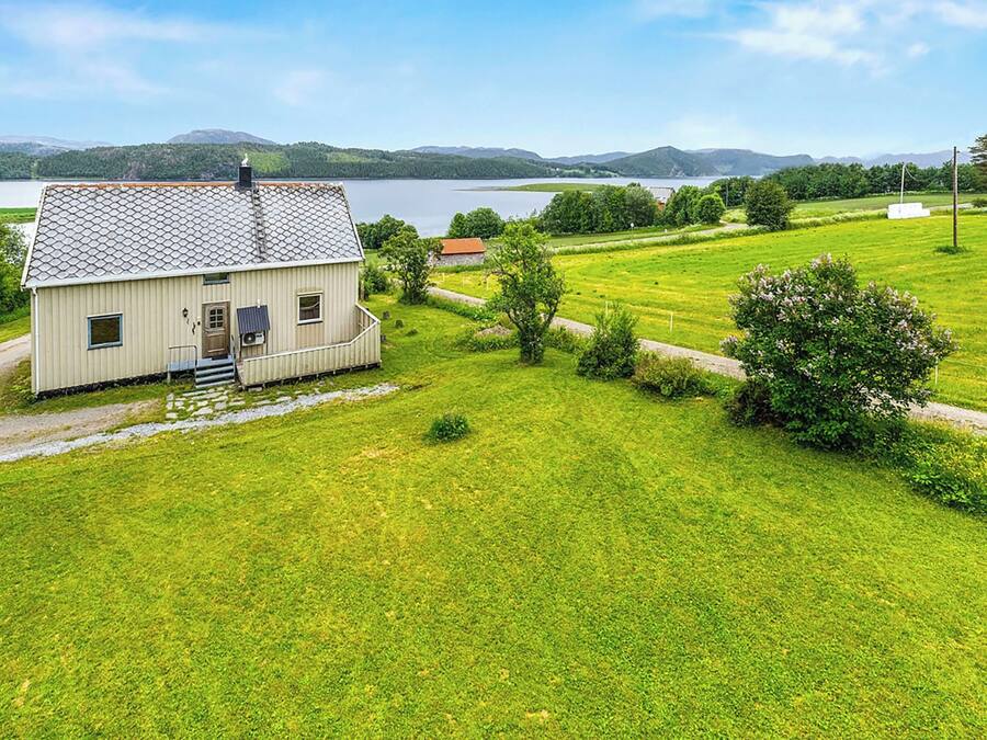 Ett envåningshus med ett sluttande tak, en liten veranda och en ytterdörr.