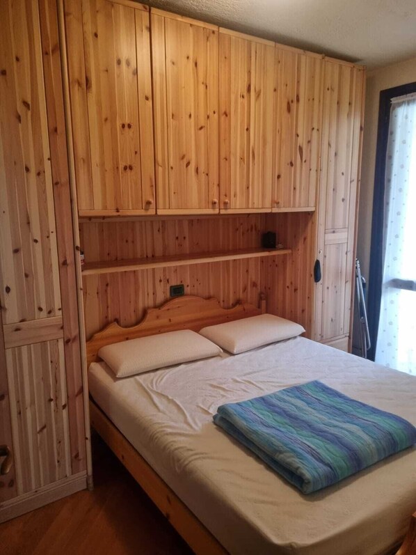 3 bedrooms, iron/ironing board, bed sheets