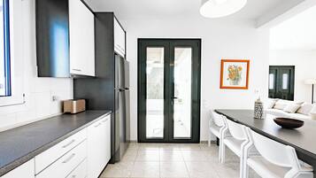 Frigorifero, forno, piano cottura, lavastoviglie