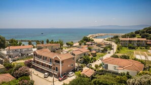 Una zona residencial costera con casas, una playa y un litoral rocoso.
