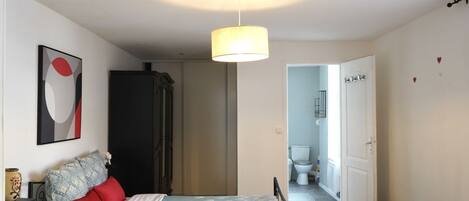 1 habitación, tabla de planchar con plancha y wifi