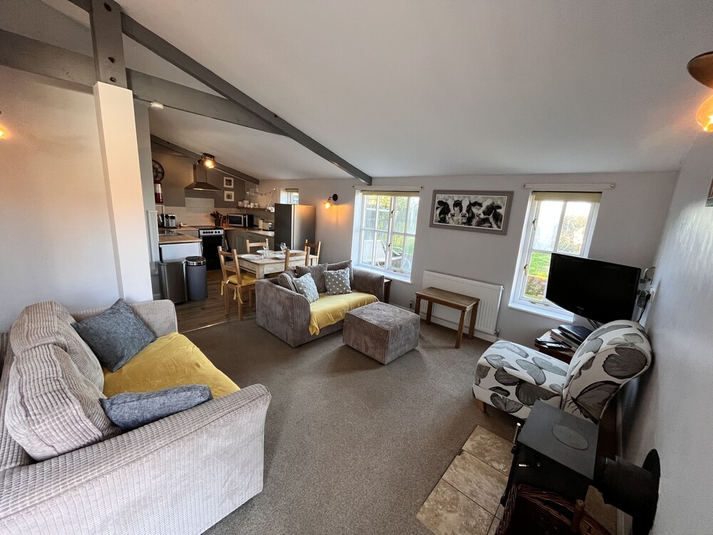 Cosy cottage with log burner, hot tub and pet friendly. Monk Soham