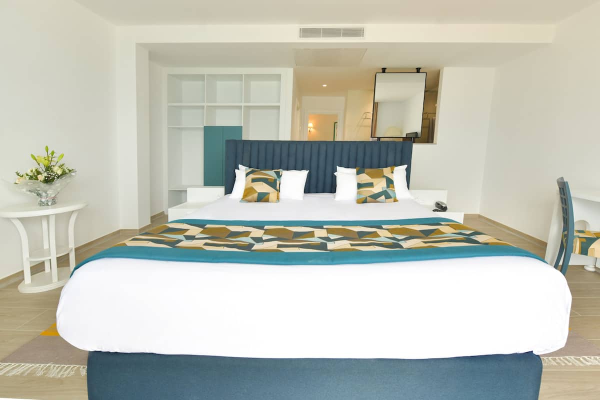 Suite Premium, vue mer | 2 chambres, minibar, coffres-forts dans les chambres, rideaux occultants