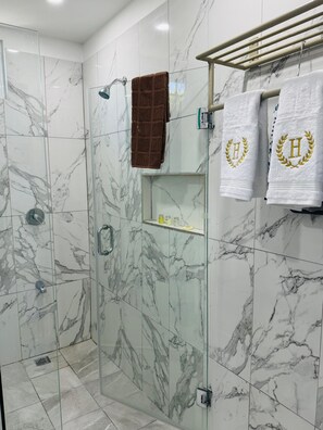 Doccia, asciugamani, sapone, shampoo