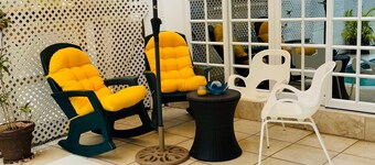 The Skye High Escape- 5 mins from airport & beaches