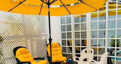 The Skye High Escape- 5 mins from airport & beaches