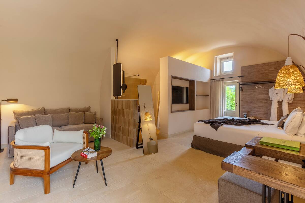 Suite, terrasse | Sengetøy av topp kvalitet, dundyner, minibar og safe på rommet