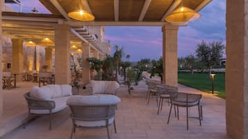 Quầy bar bên hồ bơi