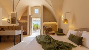 Un dormitorio con una cama grande, una mesita de noche, una ventana y vistas al exterior.
