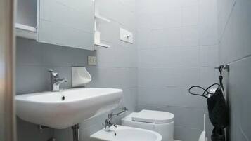Doccia, asciugacapelli, bidet, asciugamani