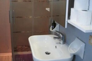 Bruser, hårtørrer, bidet, håndklæder