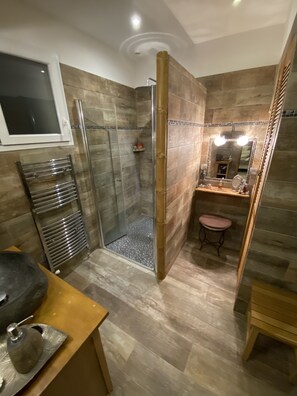Douche, sĂšche-cheveux, serviettes fournies, savon